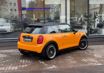 Подержанный автомобиль MINI Hatch 2016 года (8 фото)