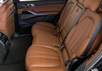 Подержанный автомобиль BMW X7 2024 года (18 фото)