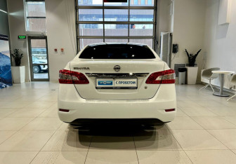 Подержанный автомобиль Nissan Sentra Sedan 2015 года (5 фото)