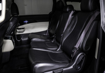 Подержанный автомобиль Kia Carnival 2021 года (12 фото)