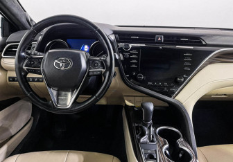 Подержанный автомобиль Toyota Camry Sedan 2019 года (12 фото)