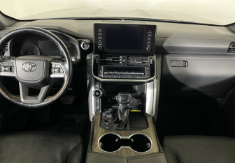 Подержанный автомобиль Toyota Land Cruiser Suv 2021 года (12 фото)