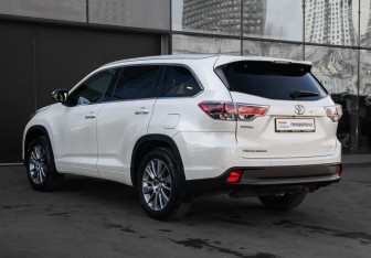 Подержанный автомобиль Toyota Highlander 2014 года (6 фото)