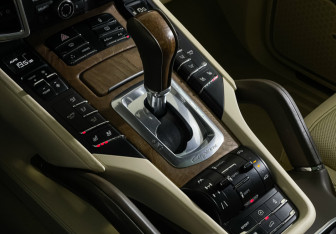 Подержанный автомобиль Porsche Cayenne 2012 года (25 фото)
