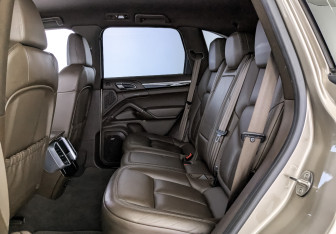 Подержанный автомобиль Porsche Cayenne 2014 года (18 фото)