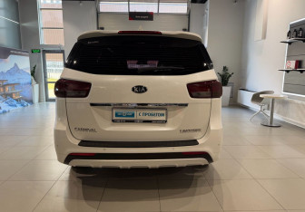 Подержанный автомобиль Kia Carnival 2017 года (5 фото)