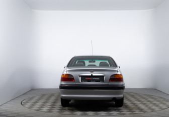 Подержанный автомобиль Toyota Avensis Sedan 1999 года (6 фото)