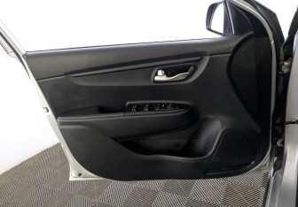 Подержанный автомобиль Kia Rio Hatchback 2022 года (17 фото)