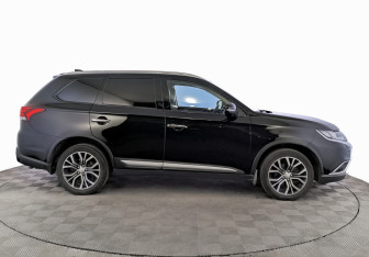 Подержанный автомобиль Mitsubishi Outlander 2017 года (4 фото)