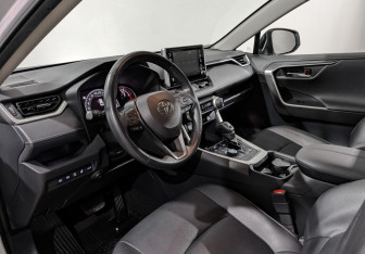 Подержанный автомобиль Toyota RAV4 2020 года (15 фото)