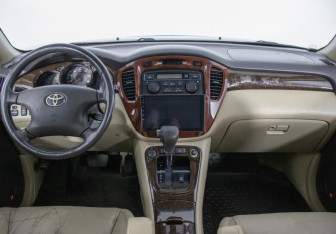 Подержанный автомобиль Toyota Highlander 2002 года (13 фото)