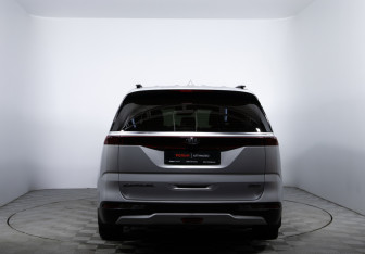 Подержанный автомобиль Kia Carnival 2021 года (5 фото)