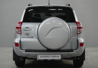 Подержанный автомобиль Toyota RAV4 2010 года (6 фото)