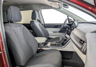 Подержанный автомобиль Kia Carnival 2022 года (25 фото)