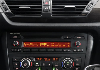 Подержанный автомобиль BMW X1 2013 года (15 фото)