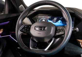 Подержанный автомобиль Geely Monjaro 2023 года (14 фото)