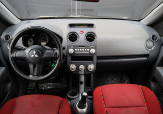 Подержанный автомобиль Mitsubishi Colt Hatchback 2007 года (8 фото)