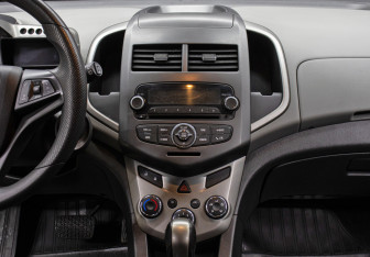 Подержанный автомобиль Chevrolet Aveo Hatchback 2013 года (15 фото)