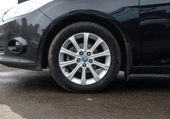 Подержанный автомобиль Ford Focus Hatchback 2011 года (19 фото)