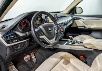 Подержанный автомобиль BMW X5 2015 года (16 фото)