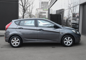 Подержанный автомобиль Hyundai Solaris Hatchback 2011 года (4 фото)