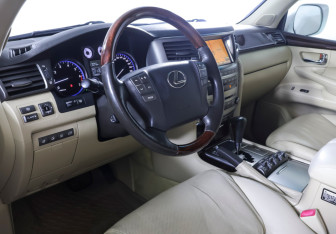 Подержанный автомобиль Lexus LX 2011 года (19 фото)
