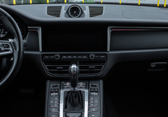 Подержанный автомобиль Porsche Macan 2021 года (9 фото)