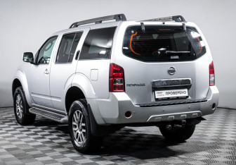 Подержанный автомобиль Nissan Pathfinder 2011 года (7 фото)