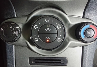 Подержанный автомобиль Ford Fiesta Hatchback 2008 года (15 фото)