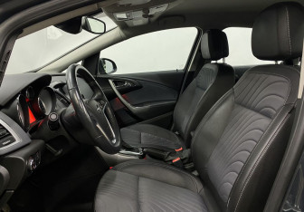 Подержанный автомобиль Opel Astra Sedan 2013 года (19 фото)