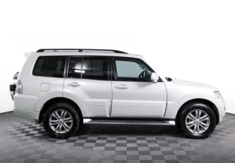Подержанный автомобиль Mitsubishi Pajero 2015 года (4 фото)
