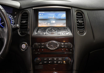 Подержанный автомобиль Infiniti QX50 2014 года (15 фото)