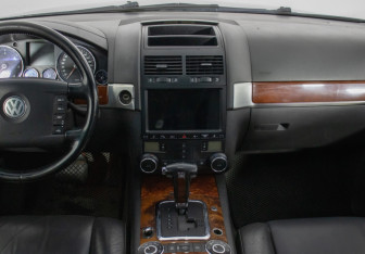 Подержанный автомобиль Volkswagen Touareg 2004 года (14 фото)