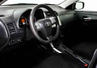 Подержанный автомобиль Toyota Corolla Sedan 2012 года (9 фото)
