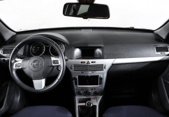 Подержанный автомобиль Opel Astra Sedan 2009 года (17 фото)