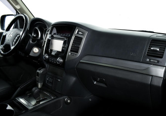 Подержанный автомобиль Mitsubishi Pajero 2014 года (7 фото)