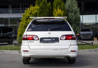 Подержанный автомобиль Toyota Caldina 2002 года (6 фото)