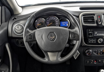 Подержанный автомобиль Renault Sandero 2017 года (22 фото)