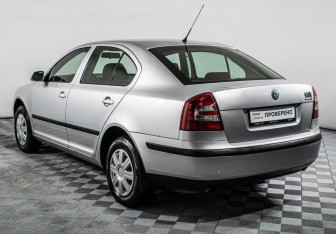 Подержанный автомобиль Skoda Octavia Liftback 2008 года (7 фото)