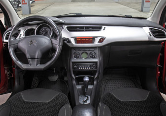 Подержанный автомобиль Citroen C3 Hatchback 2010 года (13 фото)