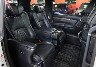 Подержанный автомобиль Toyota Alphard 2019 года (15 фото)