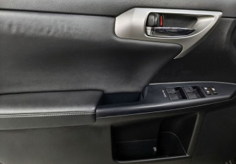 Подержанный автомобиль Lexus CT 2013 года (15 фото)