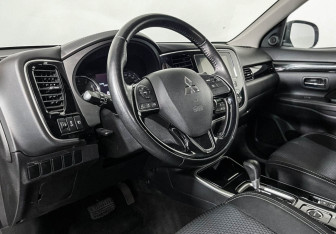 Подержанный автомобиль Mitsubishi Outlander 2019 года (13 фото)
