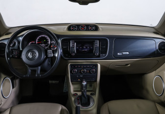 Подержанный автомобиль Volkswagen Beetle Hatchback 2014 года (14 фото)