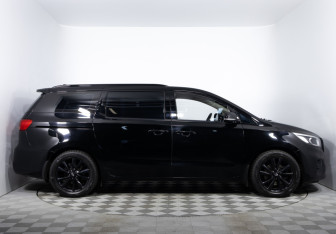 Подержанный автомобиль Kia Carnival 2018 года (4 фото)