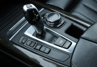 Подержанный автомобиль BMW X5 2014 года (19 фото)