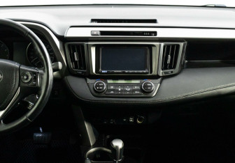 Подержанный автомобиль Toyota RAV4 2015 года (8 фото)
