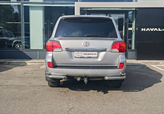 Подержанный автомобиль Toyota Land Cruiser Suv 2015 года (6 фото)