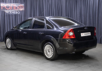 Подержанный автомобиль Ford Focus Sedan 2010 года (7 фото)