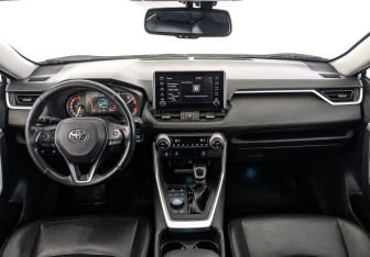 Подержанный автомобиль Toyota RAV4 2020 года (14 фото)